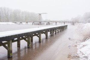 Een dichtgevroren Westerwoldse Aa te Bad Nieuweschans